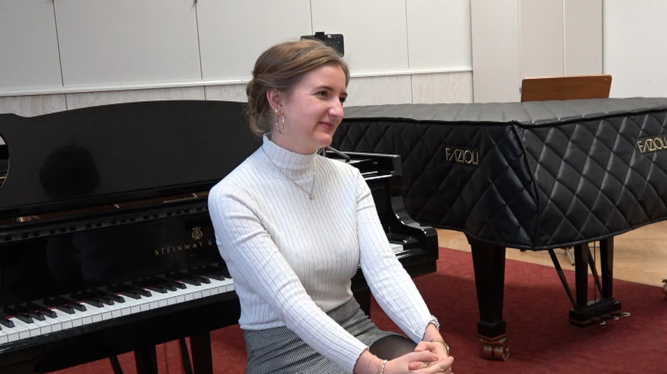 Foto: Sängerin und Chorleiterin Clara Bergert im Gespräch (VDKC)