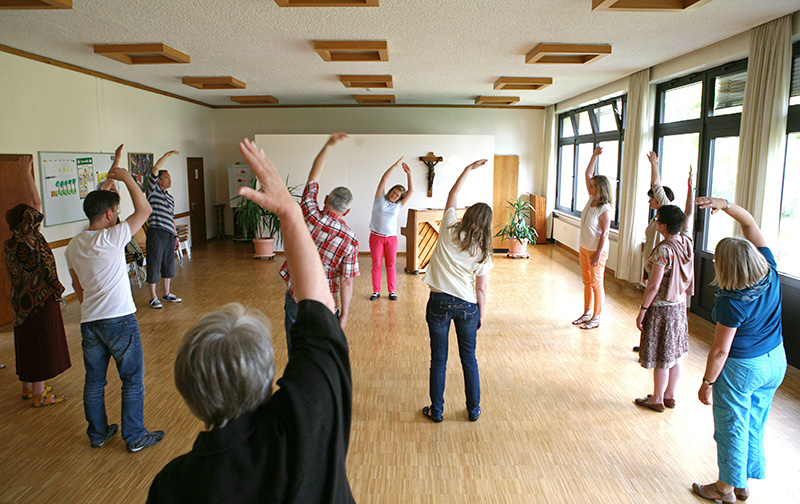 Elke Rauhut (Mitte) gibt für die Singakademie Ortenau Stimmbildung. Gleich zu Beginn vermittelte sie einen Einstieg in die Atemtechnik. Foto: Dieter Siemon.  Thumbnail image