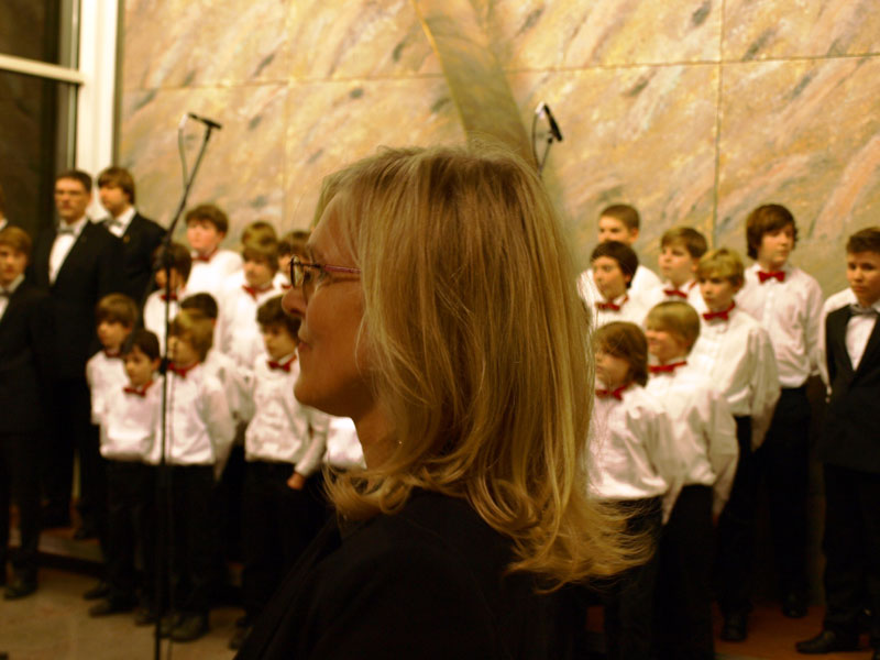 Hamburger Knabenchor St. Nikolai hier mit Rosemarie Pritzkat Thumbnail image