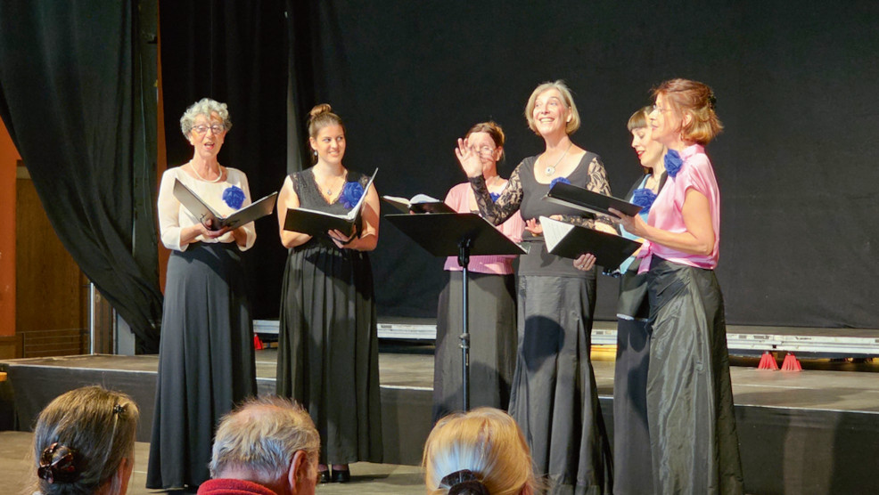 Foto: Frauenkammerchor Bodensee beim Konzert „D“ = „Dialog“ und „Dynamik“ im mon ami (Ina Mecke)