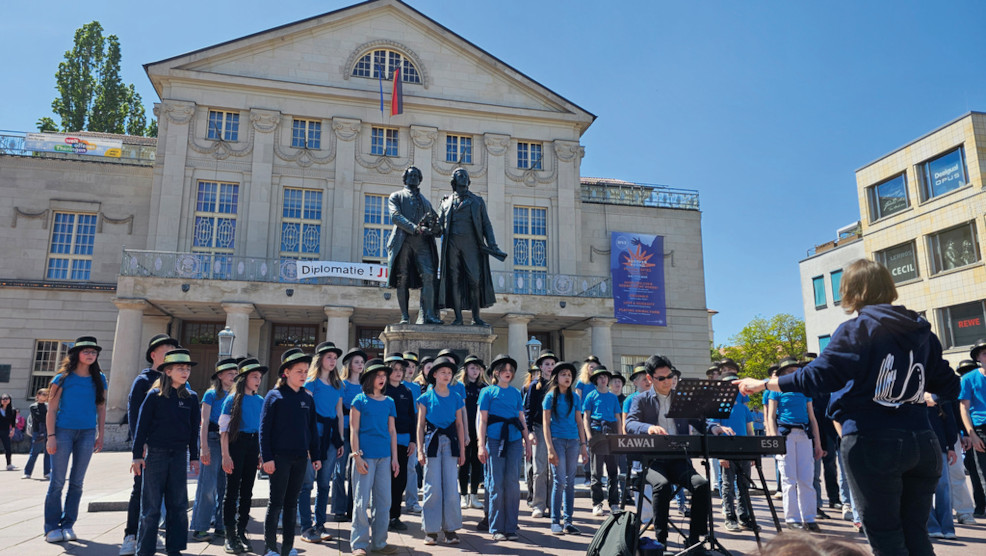 Foto: Jugendchor der schola cantorum Weimar bei den Miniaturen auf dem Goetheplatz (Ina Mecke)