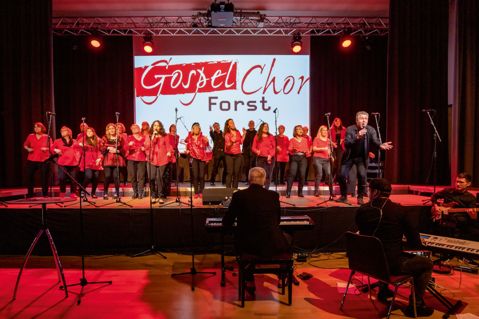 Foto: So klingt Zusammenhalt: Der Chor begeistert sein Publikum beim Festakt zum 25. Jubiläum (Stefan Fuchs)
