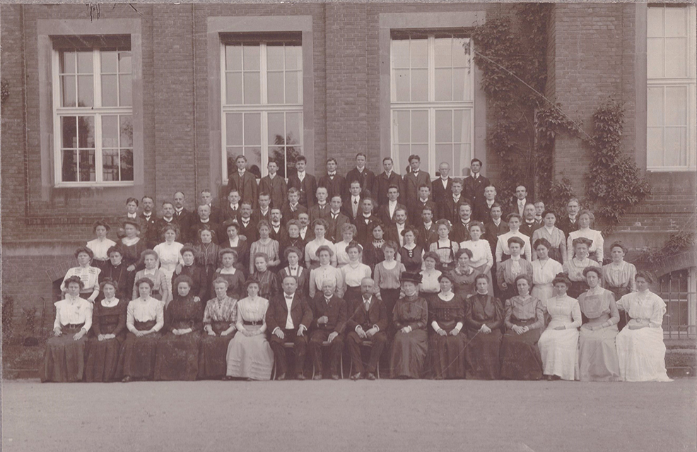 Foto: Cäcilienchor mit Vorstand und Dirigent vor dem Verwaltungsgebäude, 1910 (Archiv der Stiftung Zanders — Papiergeschichtliche Sammlung Bergisch Gladbach)