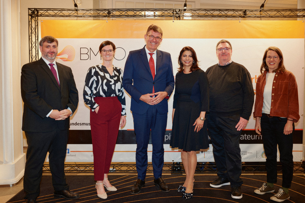 Foto: Lorenz Overbeck, Geschäftsführer BMCO; Theresa Demandt, Geschäftsführerin BMCO; Staatsminister Dr. Wolfram Weimer, BKM; Derya Türk-Nachbaur, MdB, Präsidentin BMCO; Thomas Kronenberger, BMCO; Prof. Judith Mohr, Vizepräsidentin BMCO und Vorsitzende Künstlerischer Beirat VDKC (Christina Stivali, Turboturbo)