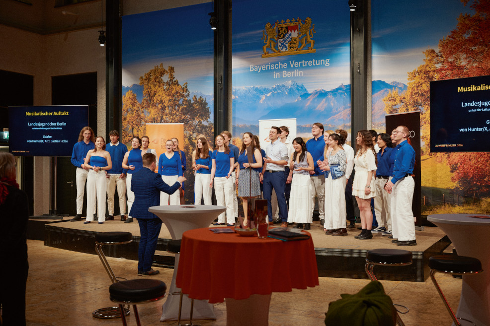 Foto: Musikalische Eröffnung durch den Landesjugendchor Berlin (Christina Stivali, Turboturbo)