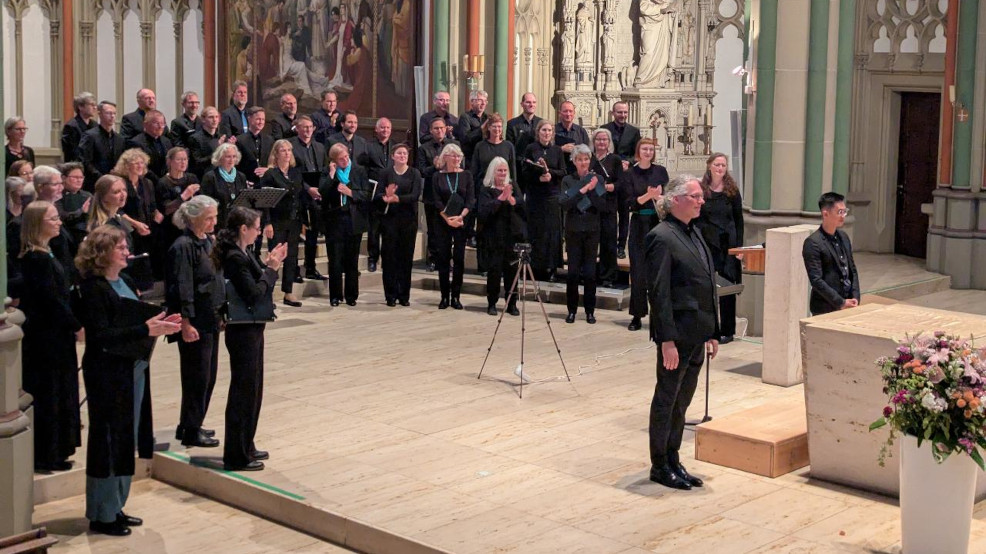 Foto: canticum novum und amici del canto mit ihren Leitern Koon Tung Grant Sung und Dennis Hansel-Dinar in Münster (Christoph Schulte im Walde)