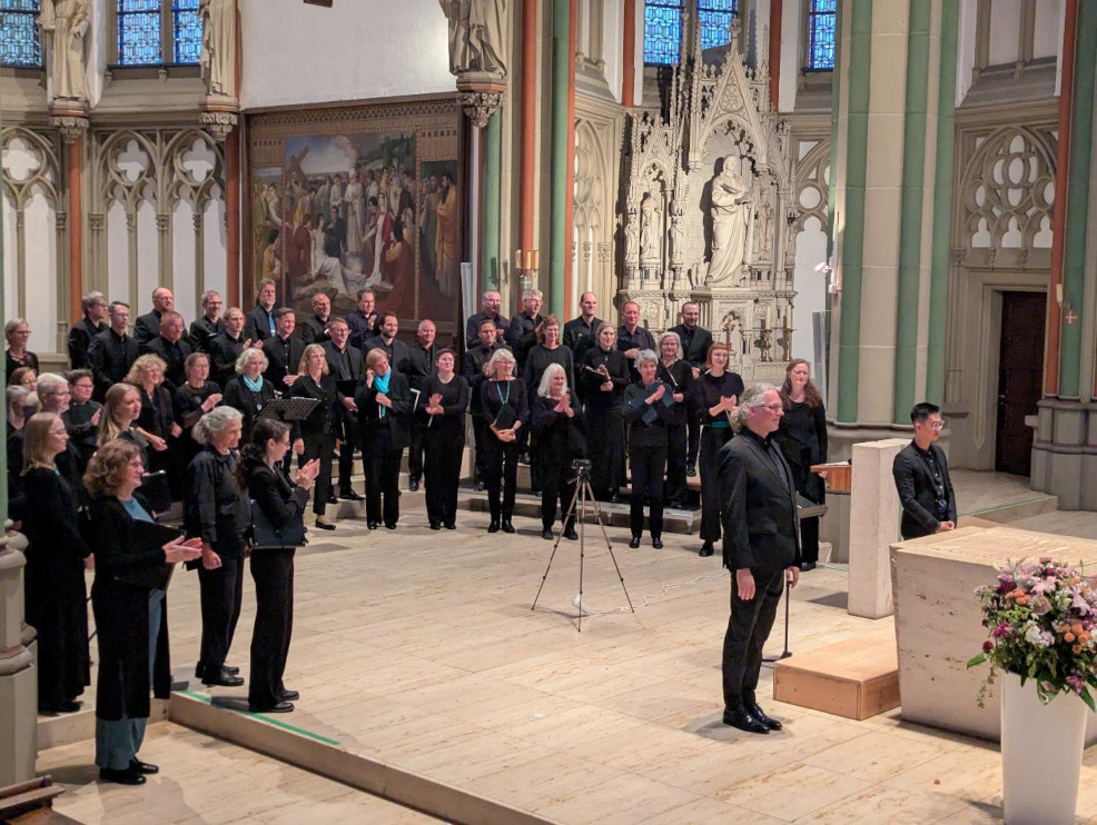 Foto: canticum novum und amici del canto mit ihren Leitern Koon Tung Grant Sung und Dennis Hansel-Dinar in Münster (Christoph Schulte im Walde)