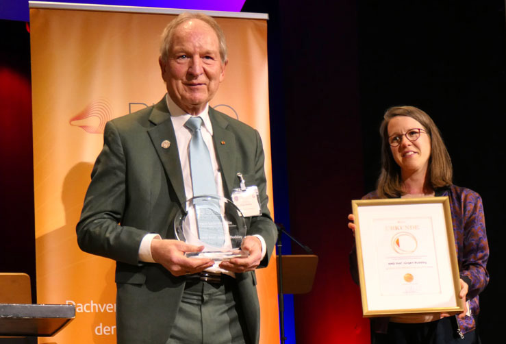  Prof. Judith Mohr überreicht die Hans-Lenz-Medaille an KMD Prof. Jürgen Budday (Bertram Maria Keller)