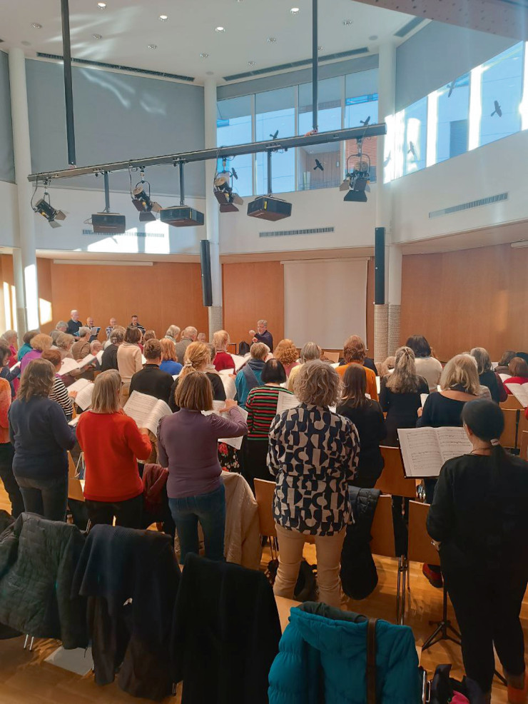 Foto: 100 Chorsänger*innen beim Mitsing-Workshop (Carolina Ihlenfeld)