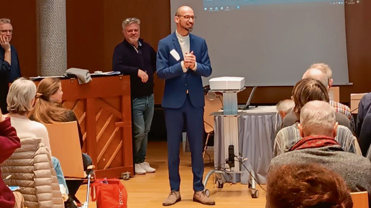 Foto: Ralf Schöne begrüßt die Workshop-Teilnehmenden (Carolina Ihlenfeld)