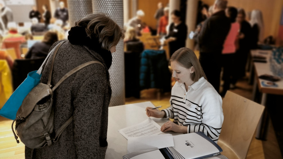 Foto: Anmeldung und Notenausgabe für den Mitsing-Workshop (Ralf Schöne)