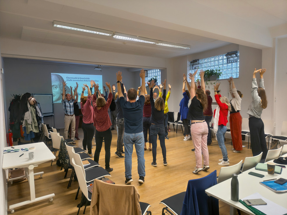 Foto: Warm-Up beim Workshop zum (Halb-)szenischen Arbeiten im Chor in Köln (Ralf Schöne)