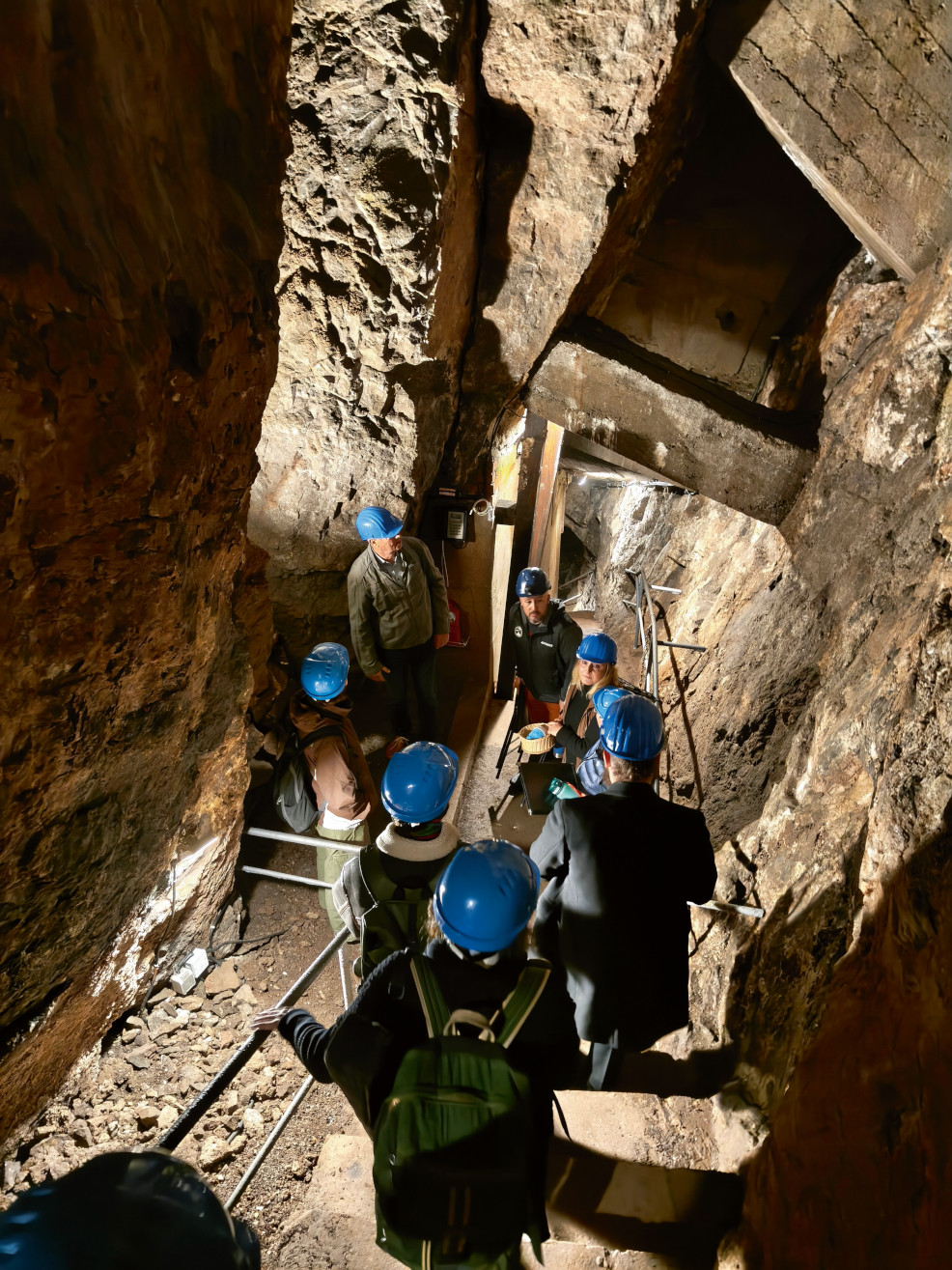 Foto: Die Ensembles auf dem Weg in die Höhle (Anna Sieler)