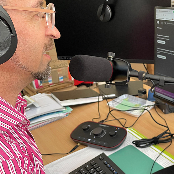 Foto: Ralf Schöne vor dem Podcast-Mikrofon (Katrin Petlusch)
