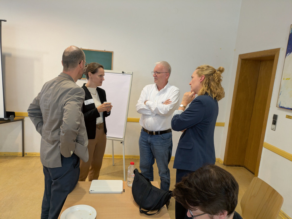 Foto: VDKC-Präsident Prof. Ekkehard Klemm und VDKC-Generalsekretär Ralf Schöne im Gespräch mit den Referentinnen (Sebastian Winkler)