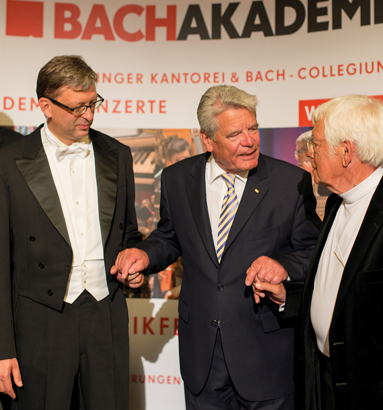 Foto: Stabwechsel Helmuth Rilling und Hans-Christoph Rademann 2013 (Holger Schneider) Thumbnail image