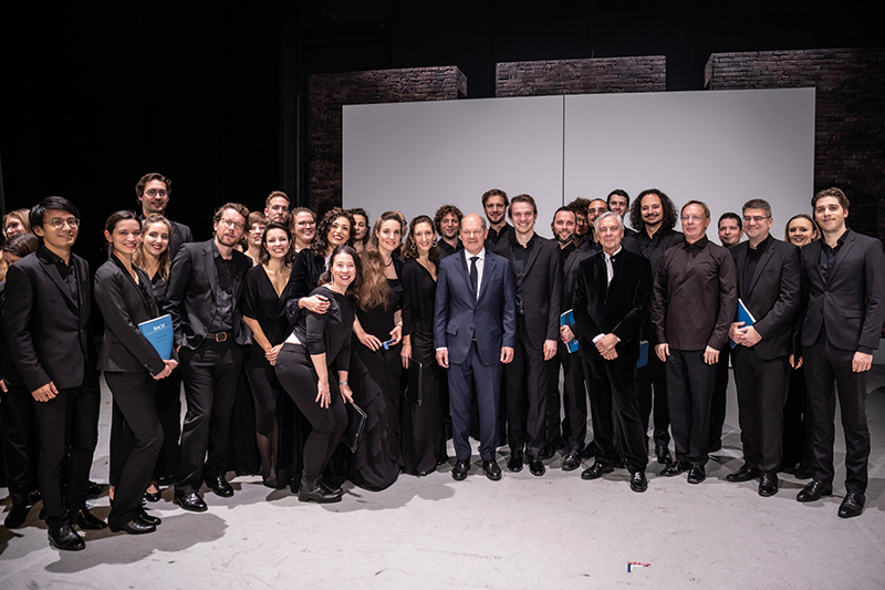 Foto: Nach der Premiere „Dona Nobis Pacem“ in Hamburg (Kiran West)