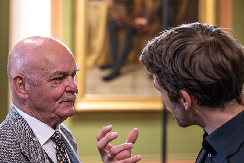 Foto: Tobias Löbner (rechts) im Austausch mit Andreas Göpfert (Holger Schneider) 