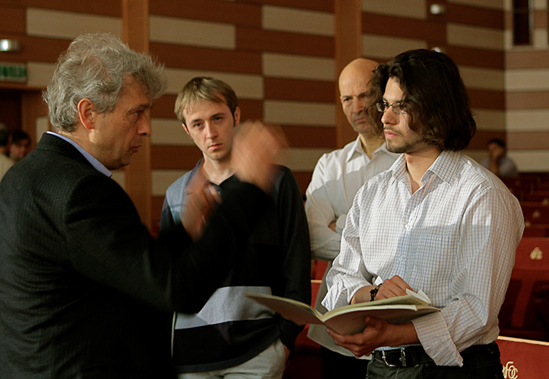 Konrad von Abel im Gespräch mit Studenten (Foto: J. Höflich) Thumbnail image