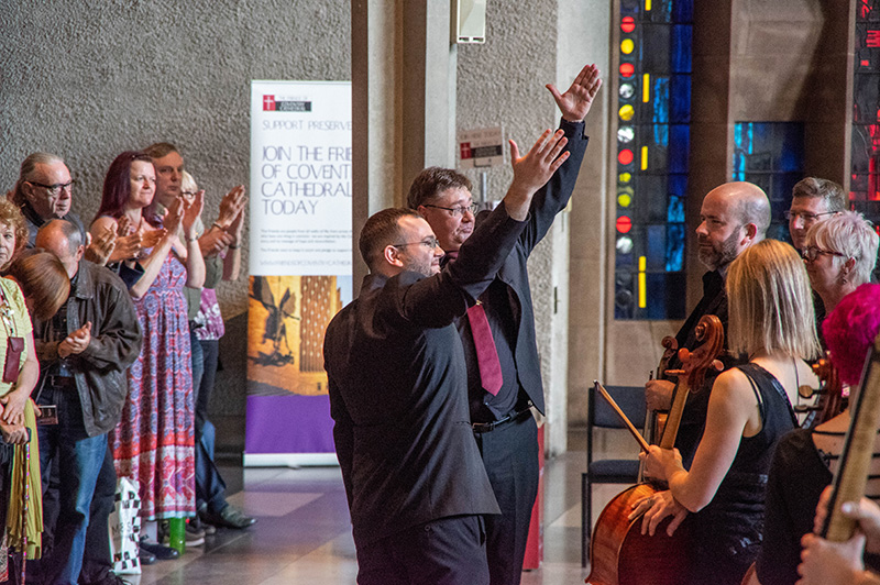 Foto: Chorleiter Jack Lovell und Axel Langmann (Spires Music Coventry)