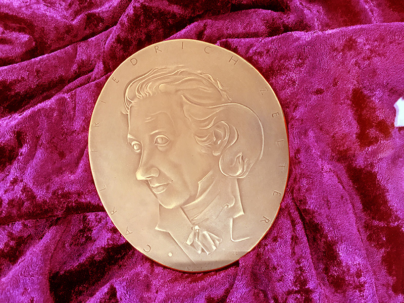 Foto: Zelter-Plakette (BMCO)