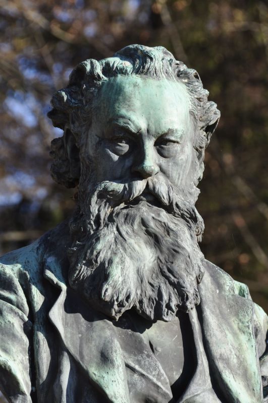 Foto: Wahliss-Büste an der Johannes-Brahms-Promenade in Pörtschach am Wörther See, Österreich (Wikipedia) Thumbnail image