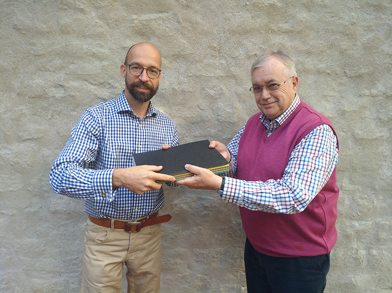 Foto: Notenübergabe an den VDKC: Ralf Schöne, Theo Römer (Peter Kubisch)