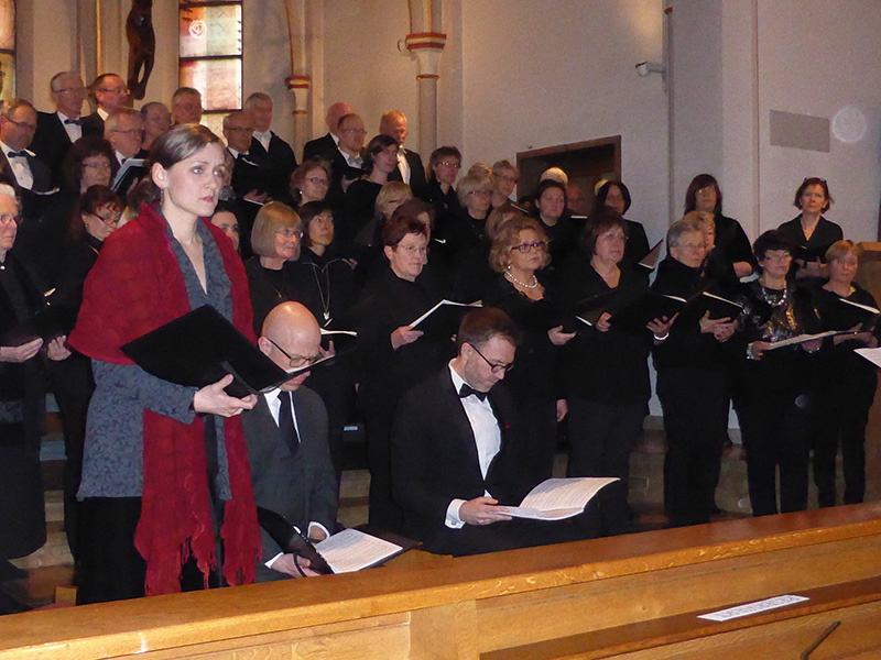 Foto: Der Madrigalchor Brakel, die Kantorei St. Bonifatius Sömmerda sowie vorne die Solisten. Stehend: Anna Puppe, Sopran. Thumbnail image