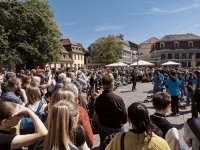 Foto: „Miniaturen“ auf dem Theaterplatz mit viel Publikum (Ralf Schöne)
