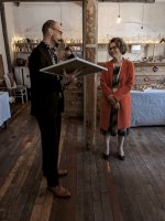 Foto: Dank für die tatkräftige Festival-Vorbereitung an VDKC-Mitarbeiterin Katrin Petlusch von Generalsekretär Ralf Schöne (Cornelie Becker-Lamers)